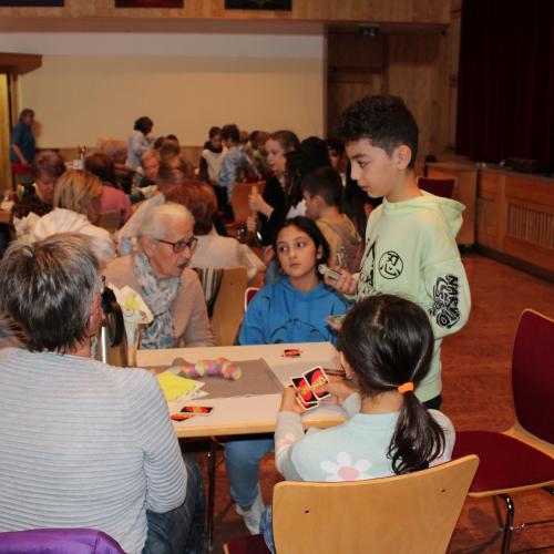 Arda, Ela und Hatice spielen mit den Senioren Uno