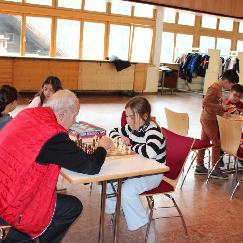 Hannah beim Schachspielen 