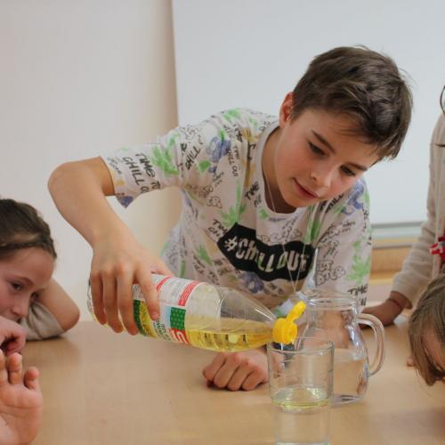 Kinder, Glas, Wasser, Öl