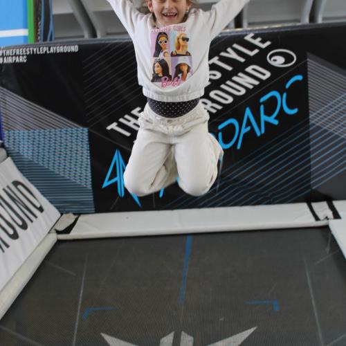 Mädchen springt am Trampolin