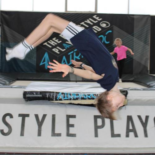 Junge macht eine Salto 