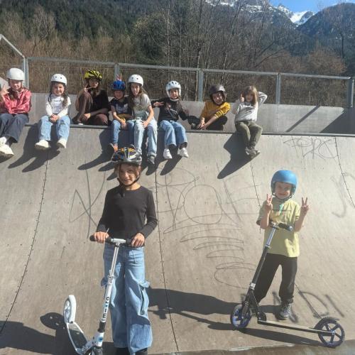 mehrere Kinder auf dem Skaterplatz