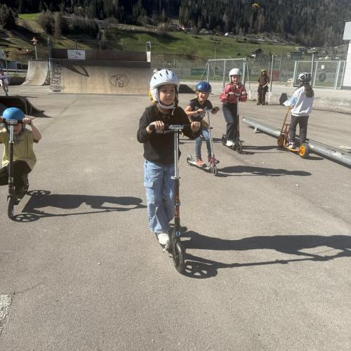 Kinder auf Rollern