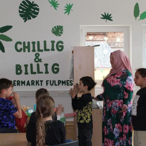 viele Kinder stehen vor dem Kaufladen