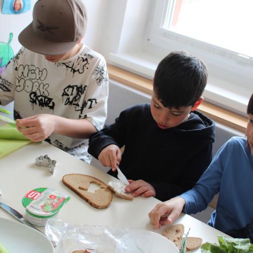 3 Jungs beim gesunde Jause vorbereiten