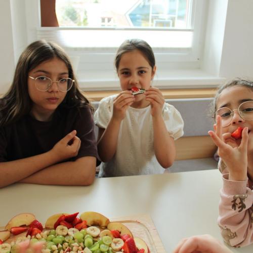 3 Mädchen beim Essen