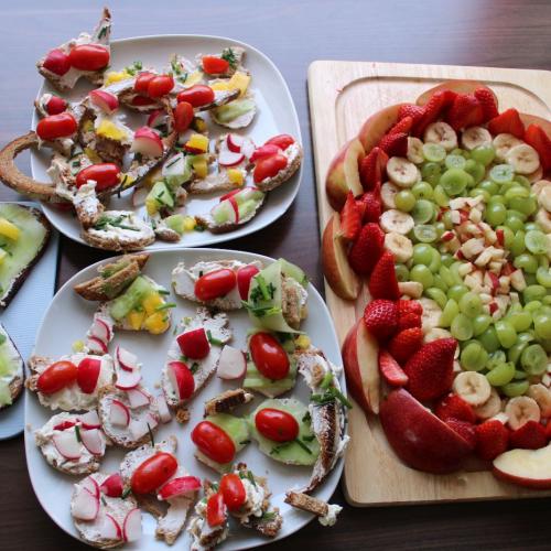 Risenei aus Obst, belegte Ausstechbrötchen