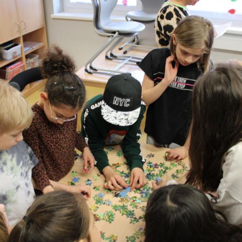 mehrere Kinder beim Puzzlen 