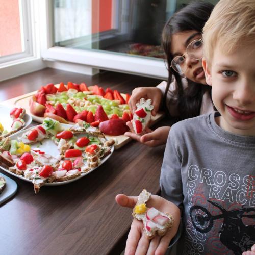 zwei Kinder zeigen ihre Osterjause