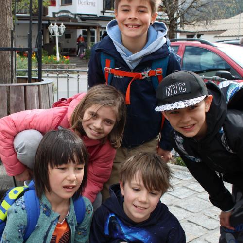 Kinder an der Station 6