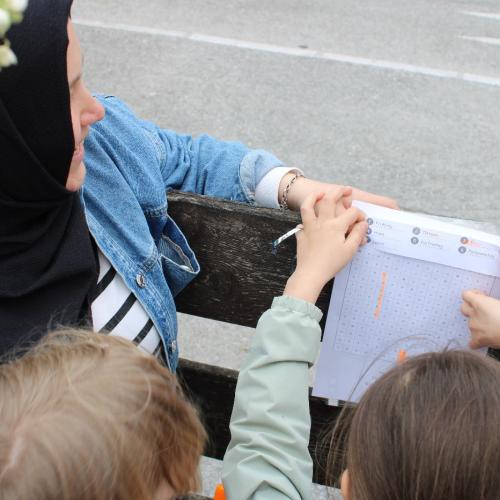 Kinder arbeiten an einem Suchsel 