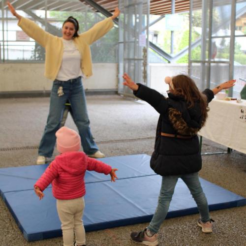 Betreuerin mit zwei Kindern beim Yoga