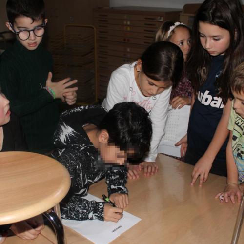 Kinder lösen ein Rätzel