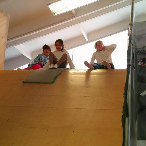 drei Kinder rutschen