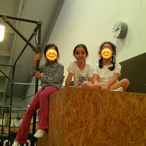 drei Mädchen sitzen und lächeln 