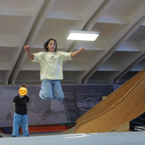 Ein Mädchen hüpft hoch