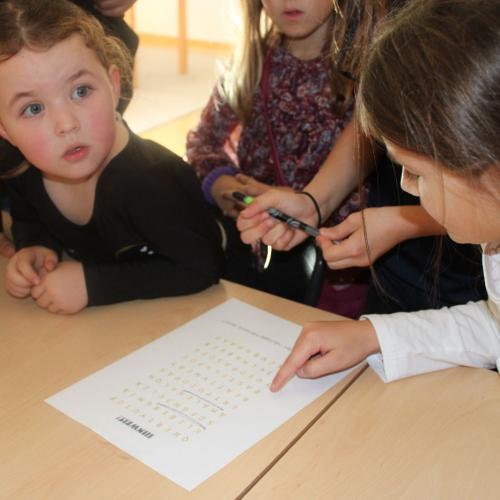 2 Mädchen lösenein Rätzel