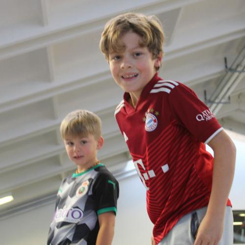 zwei Jungs schauen in die Kamera 