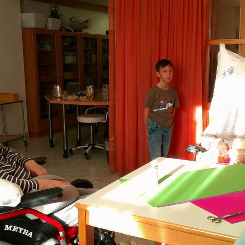 Zwei Damen im Rollstuhl, im Hintergrund ein Kind