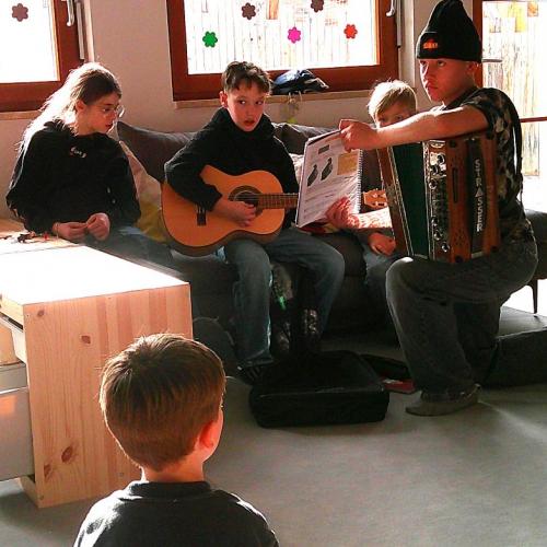 Bub spielt mit der Gitarre
