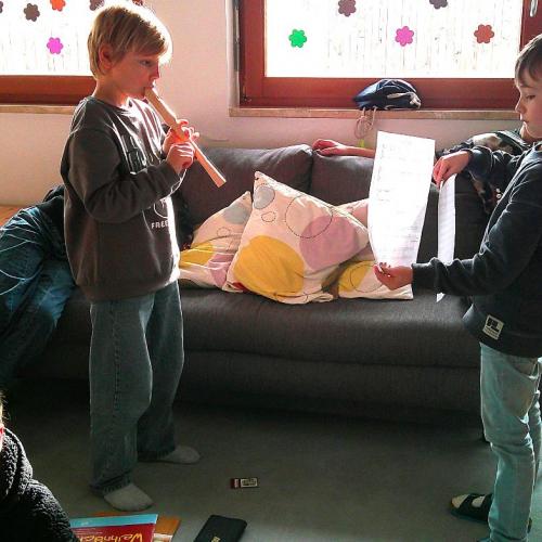 Bub spielt mit der Flöte