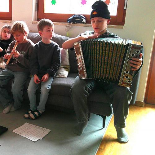 Bub erklärt sein Instrument 