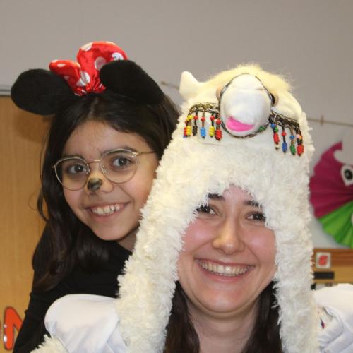 Kind verkleidet mit Betreuer