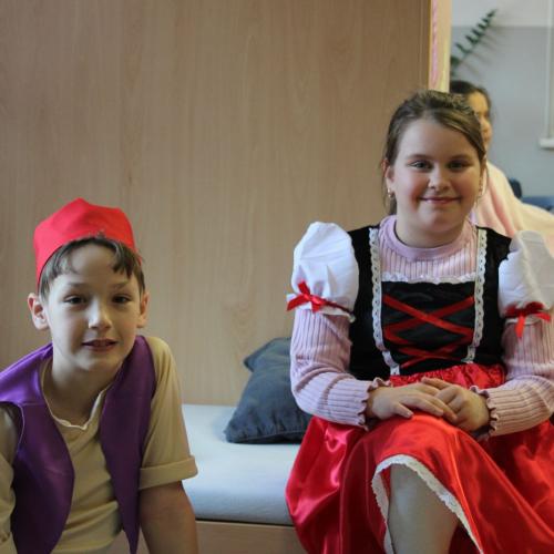 zwei verkleidete Kinder