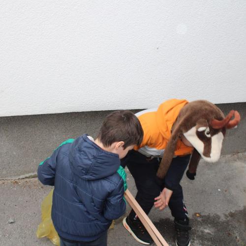 Kinder sammeln Müll