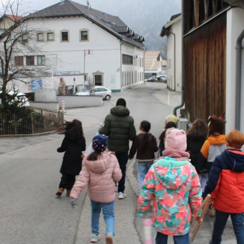 Kinder bei Müllsammelaktion