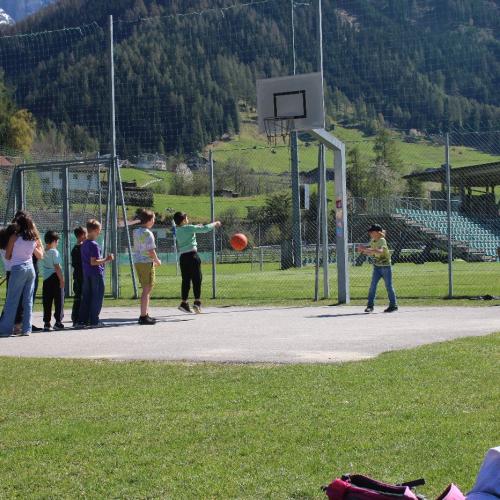 Kinder beim Basketball spielen
