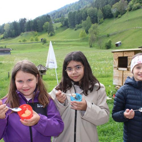 Mia, Zehra, und Julia mit Pudding