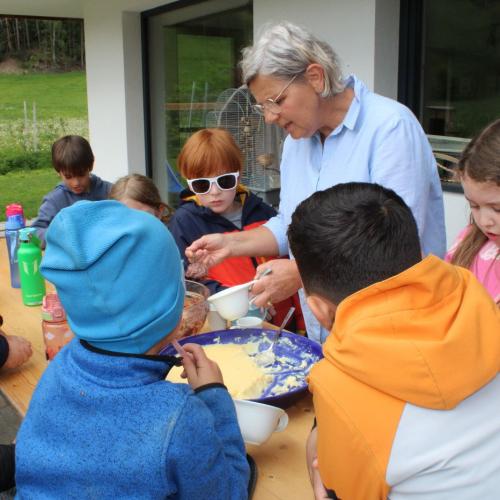 Kinder bekommen Pudding