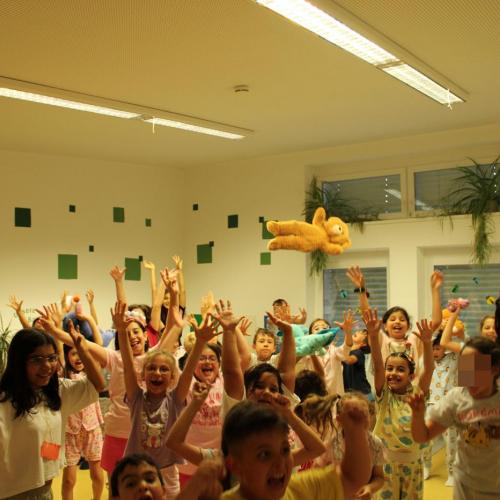 Kinder machen eine Tanzparty