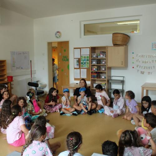 Sitzkreis - viele Kinder spielen gemeinsam 