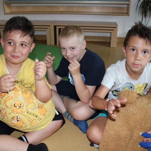 3 Buben sitzen bei der Pyjama Party am Boden 