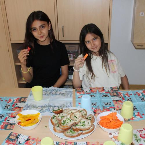 2 Mädchen essen eine gesunde Jause