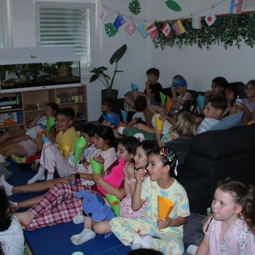 Kinder schauen einen Film 