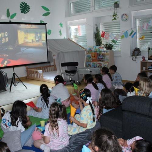 Kinder schauen einen Film 