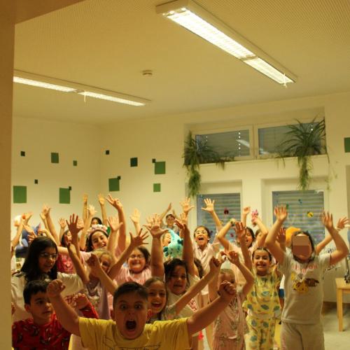 Kinder strecken die Handy in die Höhe- Tanzen 