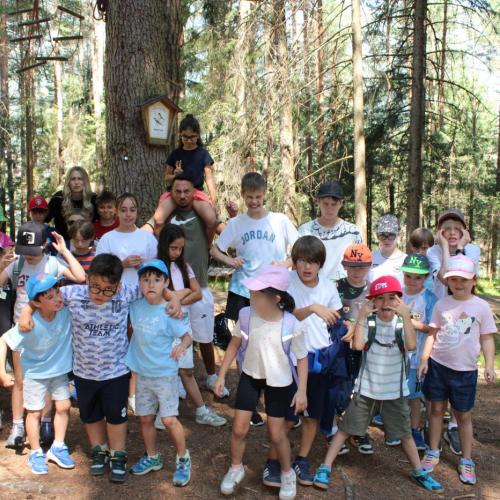 kinder und betreuer:innen im Wald 