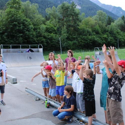 Kind filmt andere Kinder beim Jubeln 
