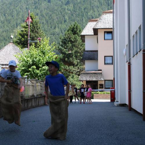 Zwei Buben beim Sackhüpfen 
