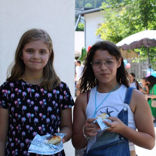 2 Mädchen lächeln in die Kamera
