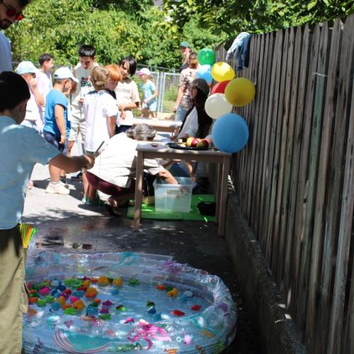 Bub angelt Spielzeug aus Plantschbecken 