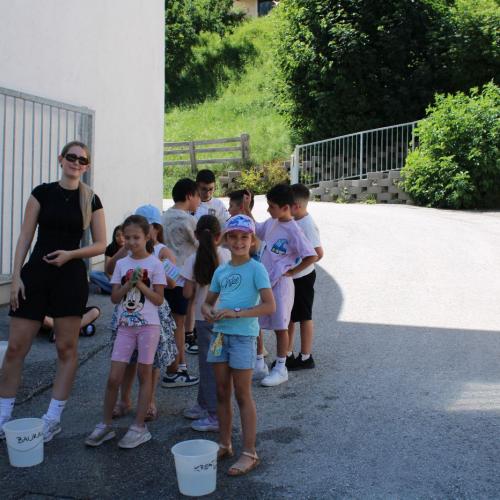Erwachsene und Kinder lachen in die Kamera - Spielefest 