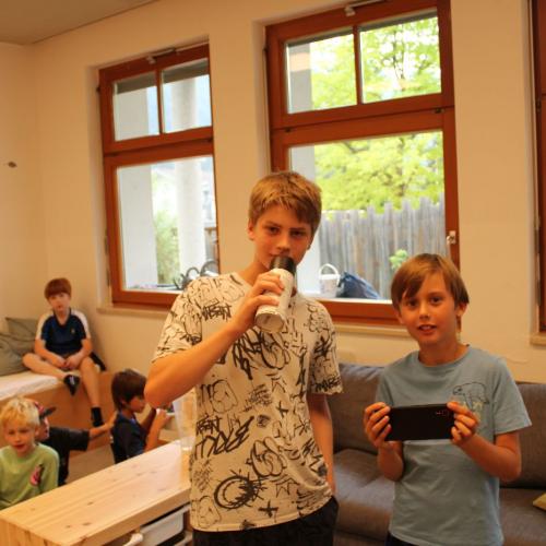 ein Kameramann (Kind) und ein Moderator (Kind)