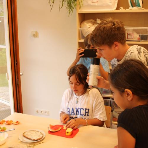 Kinder beim Schneiden von Obst und Gemüse 