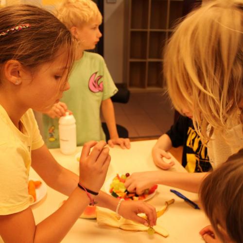 Kinder beim Schneiden von Obst und Gemüse 