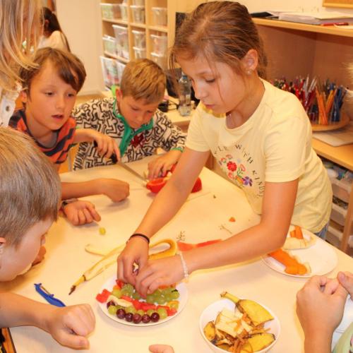 Kinder beim Schneiden von Obst und Gemüse 